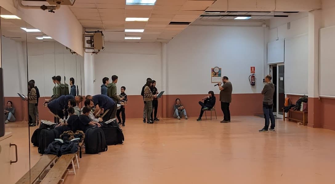 Els músics assajant a l'escola Puiggraciós